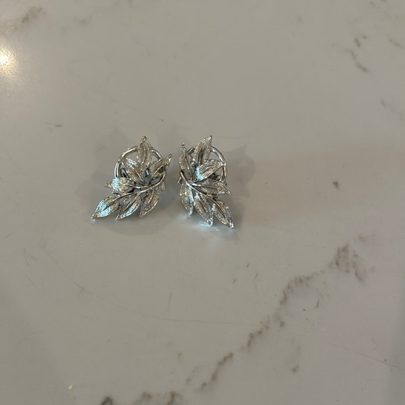 Elegant  Vintage Silver Tone clip on Earrings (  2 pairs) - Picture 4 of 4